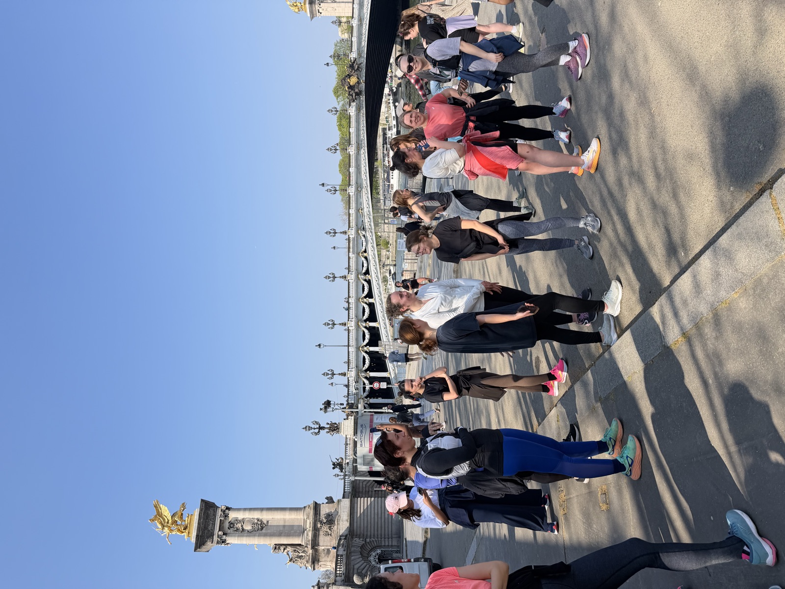 Les Runneuses réunies au pont Alexandre III avant un run