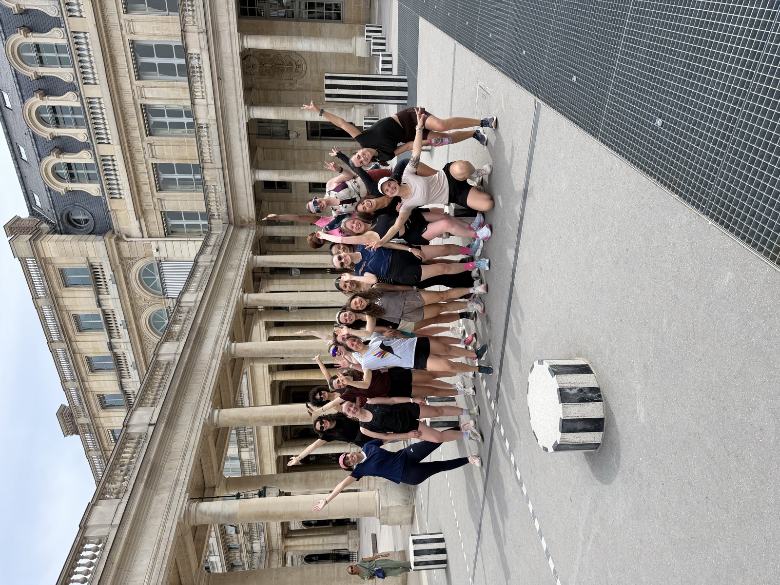 Les Runneuses au Palais-Royal, bras levés après un run